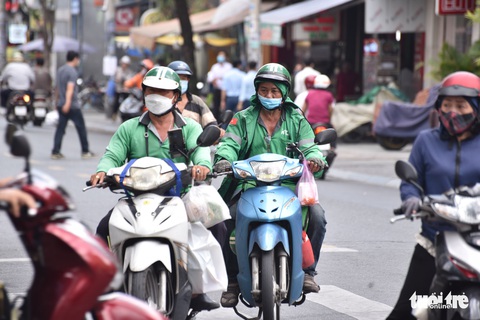 Xăng tăng mà cước chưa tăng, shipper chọn... tắt app - Ảnh 1. Xăng tăng mà cước chưa tăng, shipper chọn... tắt app - Ảnh 1.