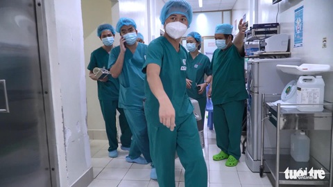 Các bác sĩ mặc niệm tiễn biệt nam sinh viên hiến tạng cứu 4 người - Ảnh 2. Các bác sĩ mặc niệm tiễn biệt nam sinh viên hiến tạng cứu 4 người - Ảnh 2.