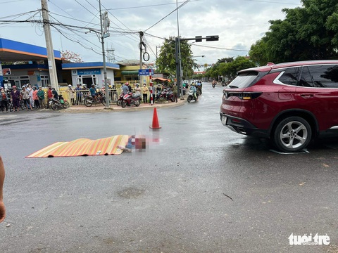 Tai nạn khiến 1 học sinh tử vong, nghi nữ tài xế cán người đang livestream lúc lái xe - Ảnh 1. Tai nạn khiến 1 học sinh tử vong, nghi nữ tài xế cán người đang livestream lúc lái xe - Ảnh 1.