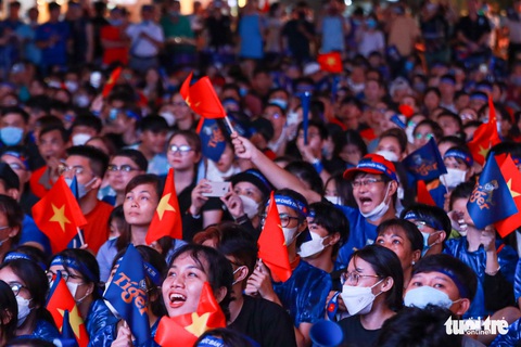 Khán giả tại phố đi bộ Nguyễn Huệ đội mưa ‘cháy’ cùng U23 Việt Nam - Ảnh 3. Khán giả tại phố đi bộ Nguyễn Huệ đội mưa ‘cháy’ cùng U23 Việt Nam - Ảnh 3.