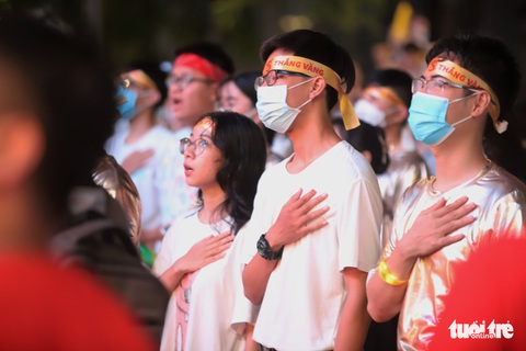 Khán giả tại phố đi bộ Nguyễn Huệ đội mưa ‘cháy’ cùng U23 Việt Nam - Ảnh 2. Khán giả tại phố đi bộ Nguyễn Huệ đội mưa ‘cháy’ cùng U23 Việt Nam - Ảnh 2.
