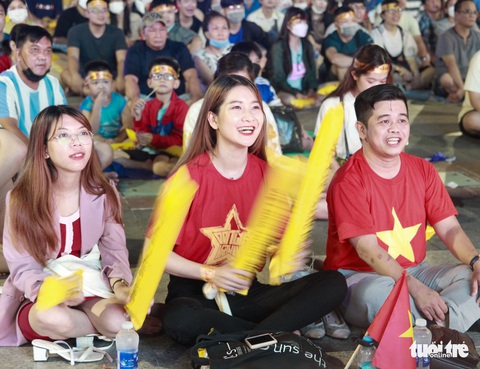 Khán giả tại phố đi bộ Nguyễn Huệ đội mưa ‘cháy’ cùng U23 Việt Nam - Ảnh 4. Khán giả tại phố đi bộ Nguyễn Huệ đội mưa ‘cháy’ cùng U23 Việt Nam - Ảnh 4.