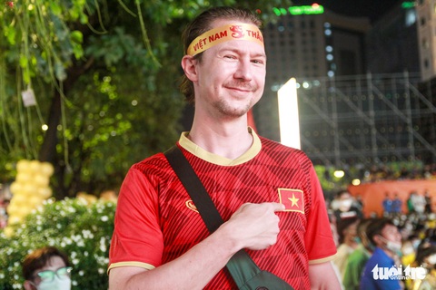 Khán giả tại phố đi bộ Nguyễn Huệ đội mưa ‘cháy’ cùng U23 Việt Nam - Ảnh 5. Khán giả tại phố đi bộ Nguyễn Huệ đội mưa ‘cháy’ cùng U23 Việt Nam - Ảnh 5.