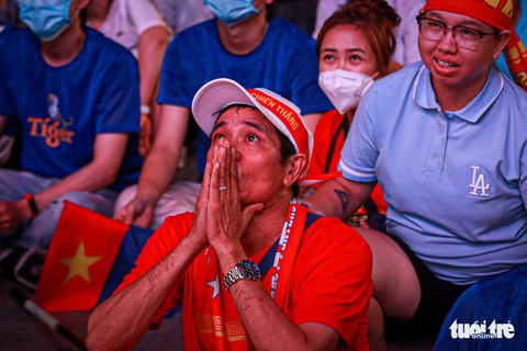 Khán giả tại phố đi bộ Nguyễn Huệ đội mưa ‘cháy’ cùng U23 Việt Nam - Ảnh 8. Khán giả tại phố đi bộ Nguyễn Huệ đội mưa ‘cháy’ cùng U23 Việt Nam - Ảnh 8.
