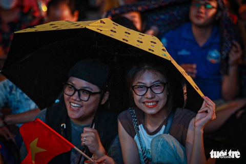 Khán giả tại phố đi bộ Nguyễn Huệ đội mưa ‘cháy’ cùng U23 Việt Nam - Ảnh 9. Khán giả tại phố đi bộ Nguyễn Huệ đội mưa ‘cháy’ cùng U23 Việt Nam - Ảnh 9.