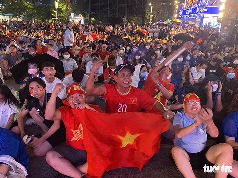 Khán giả tại phố đi bộ Nguyễn Huệ đội mưa ‘cháy’ cùng U23 Việt Nam - Ảnh 10. Khán giả tại phố đi bộ Nguyễn Huệ đội mưa ‘cháy’ cùng U23 Việt Nam - Ảnh 10.