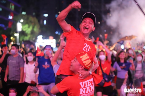 Khán giả tại phố đi bộ Nguyễn Huệ đội mưa ‘cháy’ cùng U23 Việt Nam - Ảnh 1. Khán giả tại phố đi bộ Nguyễn Huệ đội mưa ‘cháy’ cùng U23 Việt Nam - Ảnh 1.