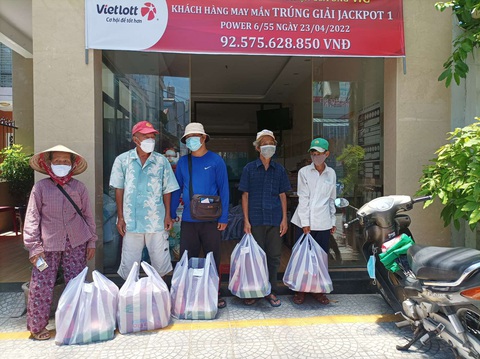 Người trúng Jackpot tại Đà Nẵng làm từ thiện gần 3 tỉ đồng - Ảnh 4. Người trúng Jackpot tại Đà Nẵng làm từ thiện gần 3 tỉ đồng - Ảnh 4.