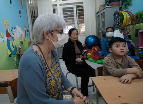 Người bạn nước Anh của các bạn nhỏ khiếm thị Việt Nam - Ảnh 3. Người bạn nước Anh của các bạn nhỏ khiếm thị Việt Nam - Ảnh 3.