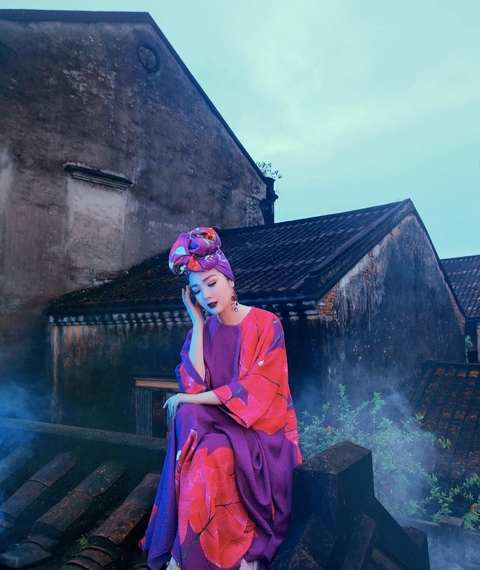 Hội An yêu cầu gỡ ảnh hoa hậu Giáng My ngồi trên mái nhà cổ tạo dáng - Ảnh 1. Hội An yêu cầu gỡ ảnh hoa hậu Giáng My ngồi trên mái nhà cổ tạo dáng - Ảnh 1.