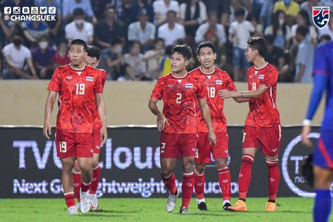 Đè bẹp U23 Campuchia 5-0, Thái Lan đặt một chân vào bán kết - Ảnh 1. Đè bẹp U23 Campuchia 5-0, Thái Lan đặt một chân vào bán kết - Ảnh 1.