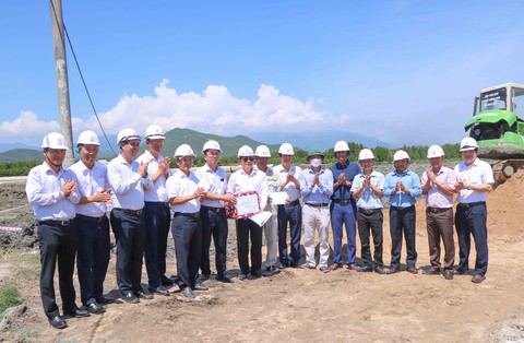 Lãnh đạo truyền tải điện quốc gia thăm lực lượng thi công tại dự án điện trọng điểm - Ảnh 4. Lãnh đạo truyền tải điện quốc gia thăm lực lượng thi công tại dự án điện trọng điểm - Ảnh 4.