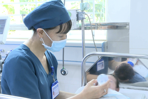 Gia đình cắt dây rốn tại nhà, bé gái mới sinh bị uốn ván nguy kịch - Ảnh 1. Gia đình cắt dây rốn tại nhà, bé gái mới sinh bị uốn ván nguy kịch - Ảnh 1.