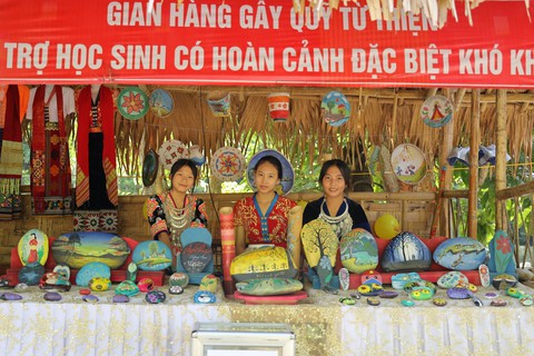 Vẽ tranh đá gây quỹ giúp học trò nghèo - Ảnh 1. Vẽ tranh đá gây quỹ giúp học trò nghèo - Ảnh 1.