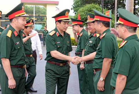 Bộ trưởng Quốc phòng làm việc với Ban thường vụ Tỉnh ủy Bình Phước và Binh đoàn 16 - Ảnh 3. Bộ trưởng Quốc phòng làm việc với Ban thường vụ Tỉnh ủy Bình Phước và Binh đoàn 16 - Ảnh 3.