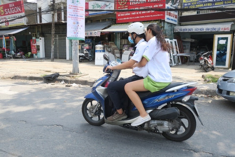 Hồi hộp với học trò đi xe phân khối lớn - Ảnh 1. Hồi hộp với học trò đi xe phân khối lớn - Ảnh 1.