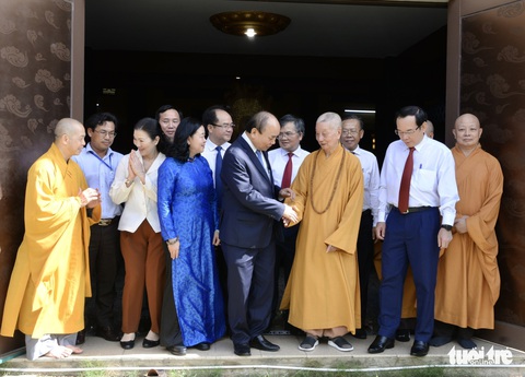 Chủ tịch nước Nguyễn Xuân Phúc chúc mừng Đại lễ Phật đản tại TP.HCM - Ảnh 2. Chủ tịch nước Nguyễn Xuân Phúc chúc mừng Đại lễ Phật đản tại TP.HCM - Ảnh 2.