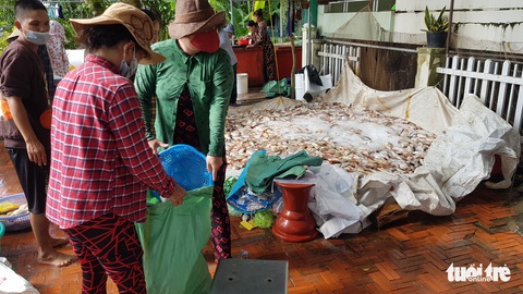 Hàng trăm tấn cá làng bè Châu Đốc chết hàng loạt, nghi nguồn nước ô nhiễm - Ảnh 1. Hàng trăm tấn cá làng bè Châu Đốc chết hàng loạt, nghi nguồn nước ô nhiễm - Ảnh 1.