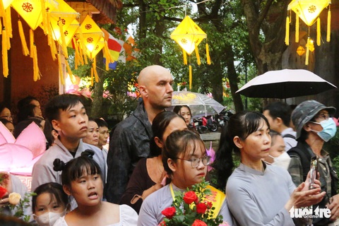 Người Huế đội mưa rước xe hoa mừng Phật đản - Ảnh 4. Người Huế đội mưa rước xe hoa mừng Phật đản - Ảnh 4.