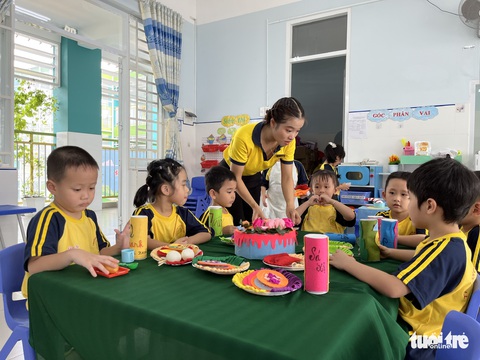 TP.HCM dự kiến tăng học phí mầm non, phổ thông - Ảnh 1. TP.HCM dự kiến tăng học phí mầm non, phổ thông - Ảnh 1.