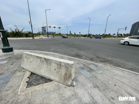 Một loạt nắp cống gần cầu Thủ Thiêm 2 ‘không cánh mà bay’ - Ảnh 2. Một loạt nắp cống gần cầu Thủ Thiêm 2 ‘không cánh mà bay’ - Ảnh 2.