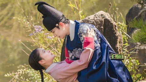 Cổ tay áo màu đỏ: Tình yêu hài hước, ngọt ngào nhưng bi thương - Ảnh 1. Cổ tay áo màu đỏ: Tình yêu hài hước, ngọt ngào nhưng bi thương - Ảnh 1.
