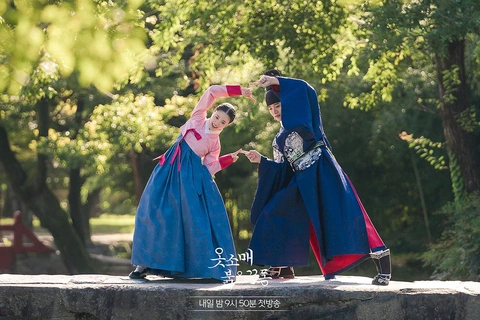 Cổ tay áo màu đỏ: Tình yêu hài hước, ngọt ngào nhưng bi thương - Ảnh 2. Cổ tay áo màu đỏ: Tình yêu hài hước, ngọt ngào nhưng bi thương - Ảnh 2.