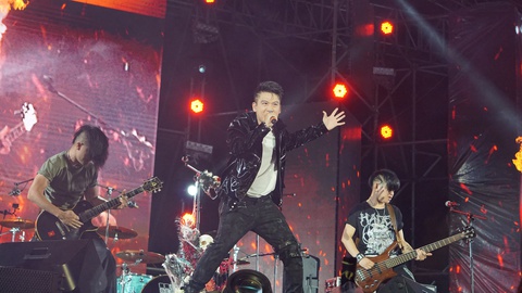 Hơn 5.000 khán giả cháy cùng 9 ban nhạc đêm Rock’n’Share 2022 dưới những cơn mưa - Ảnh 3. Hơn 5.000 khán giả cháy cùng 9 ban nhạc đêm Rock’n’Share 2022 dưới những cơn mưa - Ảnh 3.