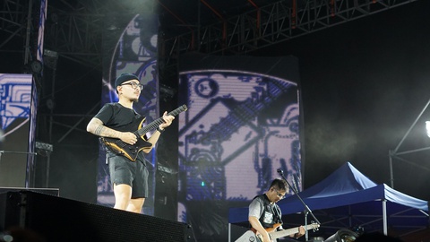 Hơn 5.000 khán giả cháy cùng 9 ban nhạc đêm Rock’n’Share 2022 dưới những cơn mưa - Ảnh 8. Hơn 5.000 khán giả cháy cùng 9 ban nhạc đêm Rock’n’Share 2022 dưới những cơn mưa - Ảnh 8.