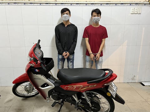 Mượn xe mẹ nói đi cà phê với bạn nhưng đi cướp, đôi bạn bị trinh sát bắt giữ - Ảnh 1. Mượn xe mẹ nói đi cà phê với bạn nhưng đi cướp, đôi bạn bị trinh sát bắt giữ - Ảnh 1.