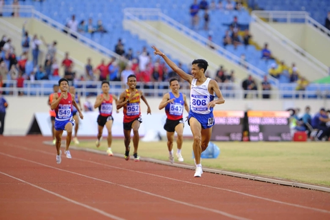 Vô đối ở nội dung 5.000m, Nguyễn Văn Lai vừa về đích vừa thoải mái... chào khán giả - Ảnh 2. Vô đối ở nội dung 5.000m, Nguyễn Văn Lai vừa về đích vừa thoải mái... chào khán giả - Ảnh 2.