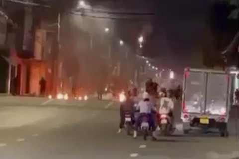 Triệu tập nhóm thanh thiếu niên hỗn chiến bằng bom xăng ở Biên Hòa - Ảnh 2. Triệu tập nhóm thanh thiếu niên hỗn chiến bằng bom xăng ở Biên Hòa - Ảnh 2.