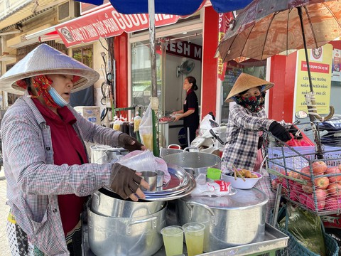 Giá xăng tăng làm giá cả lên chóng mặt, buôn bán từ siêu thị đến tiểu thương đều kêu khó - Ảnh 2. Giá xăng tăng làm giá cả lên chóng mặt, buôn bán từ siêu thị đến tiểu thương đều kêu khó - Ảnh 2.