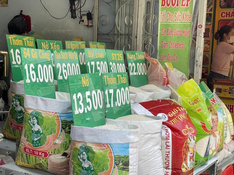 Giá xăng tăng làm giá cả lên chóng mặt, buôn bán từ siêu thị đến tiểu thương đều kêu khó - Ảnh 1. Giá xăng tăng làm giá cả lên chóng mặt, buôn bán từ siêu thị đến tiểu thương đều kêu khó - Ảnh 1.