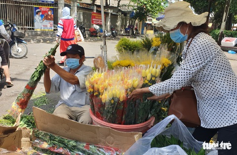 Lễ Phật đản: Hoa trái dồi dào, giá bán ổn định, nhiều nơi giảm - Ảnh 4. Lễ Phật đản: Hoa trái dồi dào, giá bán ổn định, nhiều nơi giảm - Ảnh 4.
