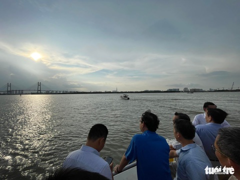 Bí thư, Chủ tịch TP.HCM khảo sát tìm cách phát triển sông Sài Gòn - Ảnh 16. Bí thư, Chủ tịch TP.HCM khảo sát tìm cách phát triển sông Sài Gòn - Ảnh 16.