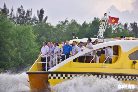 Bí thư, Chủ tịch TP.HCM khảo sát tìm cách phát triển sông Sài Gòn - Ảnh 8. Bí thư, Chủ tịch TP.HCM khảo sát tìm cách phát triển sông Sài Gòn - Ảnh 8.