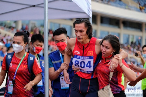 Thất bại vì chấn thương, Trần Nhật Hoàng ôm mẹ bật khóc khi về đích - Ảnh 5. Thất bại vì chấn thương, Trần Nhật Hoàng ôm mẹ bật khóc khi về đích - Ảnh 5.