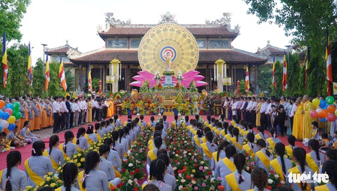 Thừa Thiên Huế hân hoan đón mùa Phật đản - Ảnh 1. Thừa Thiên Huế hân hoan đón mùa Phật đản - Ảnh 1.