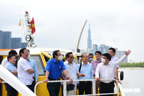 Bí thư, Chủ tịch TP.HCM khảo sát tìm cách phát triển sông Sài Gòn - Ảnh 1. Bí thư, Chủ tịch TP.HCM khảo sát tìm cách phát triển sông Sài Gòn - Ảnh 1.