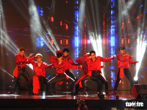 Hàng ngàn khán giả trẻ tham gia đêm hội hâm mộ K-pop bên hồ Hoàn Kiếm - Ảnh 6. Hàng ngàn khán giả trẻ tham gia đêm hội hâm mộ K-pop bên hồ Hoàn Kiếm - Ảnh 6.
