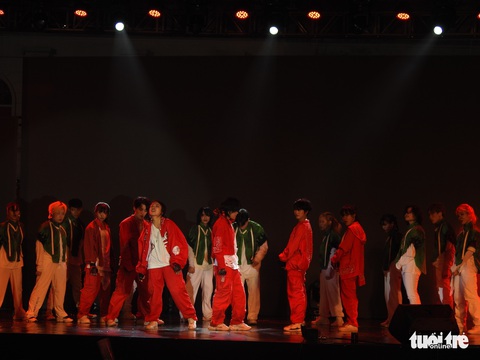 Hàng ngàn khán giả trẻ tham gia đêm hội hâm mộ K-pop bên hồ Hoàn Kiếm - Ảnh 4. Hàng ngàn khán giả trẻ tham gia đêm hội hâm mộ K-pop bên hồ Hoàn Kiếm - Ảnh 4.
