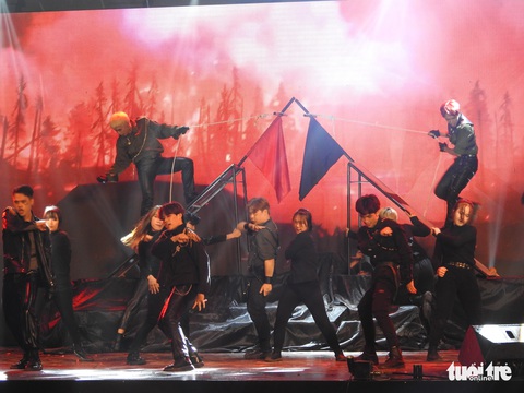 Hàng ngàn khán giả trẻ tham gia đêm hội hâm mộ K-pop bên hồ Hoàn Kiếm - Ảnh 9. Hàng ngàn khán giả trẻ tham gia đêm hội hâm mộ K-pop bên hồ Hoàn Kiếm - Ảnh 9.
