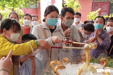 Đông đảo người dân TP.HCM viếng chùa cầu an nhân Phật đản - Ảnh 5. Đông đảo người dân TP.HCM viếng chùa cầu an nhân Phật đản - Ảnh 5.