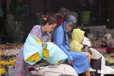 Lễ Phật đản: Hoa trái dồi dào, giá bán ổn định, nhiều nơi giảm - Ảnh 3. Lễ Phật đản: Hoa trái dồi dào, giá bán ổn định, nhiều nơi giảm - Ảnh 3.