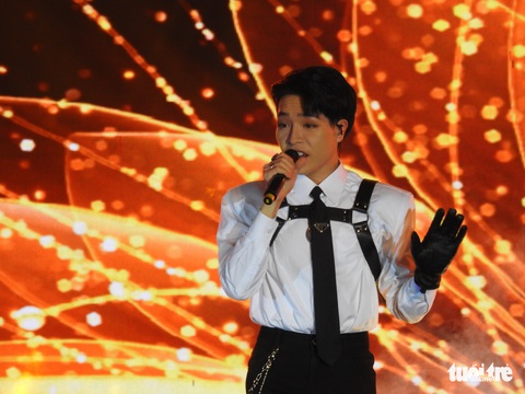 Hàng ngàn khán giả trẻ tham gia đêm hội hâm mộ K-pop bên hồ Hoàn Kiếm - Ảnh 1. Hàng ngàn khán giả trẻ tham gia đêm hội hâm mộ K-pop bên hồ Hoàn Kiếm - Ảnh 1.