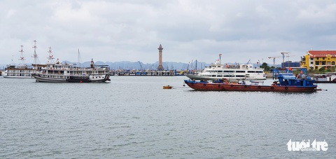 Một du khách Cần Thơ tử nạn khi rơi xuống vịnh Hạ Long - Ảnh 1. Một du khách Cần Thơ tử nạn khi rơi xuống vịnh Hạ Long - Ảnh 1.