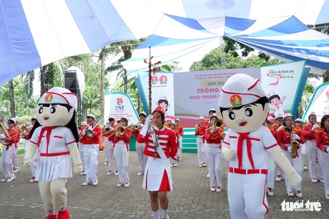 TP.HCM tuyên dương 63 gương liên đội trưởng tiêu biểu - Ảnh 6. TP.HCM tuyên dương 63 gương liên đội trưởng tiêu biểu - Ảnh 6.