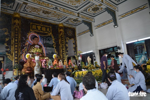 Đông đảo người dân TP.HCM viếng chùa cầu an nhân Phật đản - Ảnh 8. Đông đảo người dân TP.HCM viếng chùa cầu an nhân Phật đản - Ảnh 8.