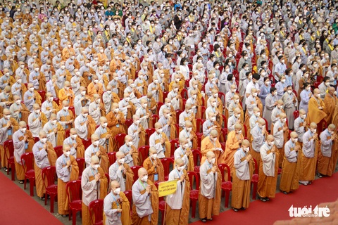 Đông đảo người dân TP.HCM viếng chùa cầu an nhân Phật đản - Ảnh 1. Đông đảo người dân TP.HCM viếng chùa cầu an nhân Phật đản - Ảnh 1.